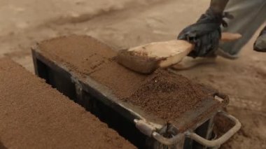 Mozaik oluşturmada arka plan olarak kullanılmak üzere tuğla yapan işçi seramikçisi.