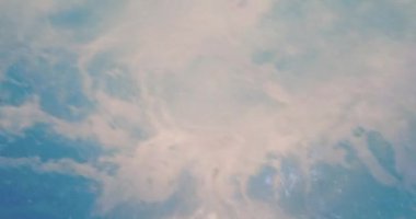 Dağ otelinin havuzunda sıcak suda büyük kabarcıklar var. Hidroterapi. Spa salonunda güçlü su basıncı var..