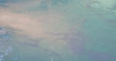 Dağ otelinin havuzunda sıcak suda büyük kabarcıklar var. Hidroterapi. Spa salonunda güçlü su basıncı var..