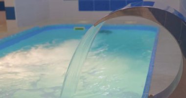 Dağ otelinin havuzunda sıcak suda büyük kabarcıklar var. Hidroterapi. Spa salonunda güçlü su basıncı var..
