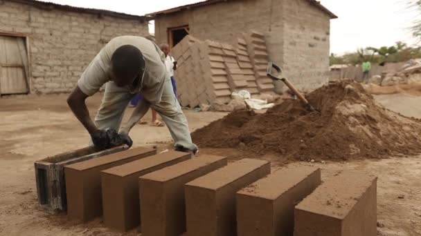 FEZ, MOROCCO - OKTOBER 16: Arbetare keramik gör tegel för användning som bakgrund i mosaik skapa den 17 oktober 2020 i Fez, Marocko. — Stockvideo