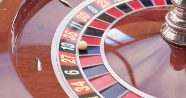 Un primer plano de un blackjack manos distribuidores en un casino, muy poca profundidad de campo. — Vídeos de Stock