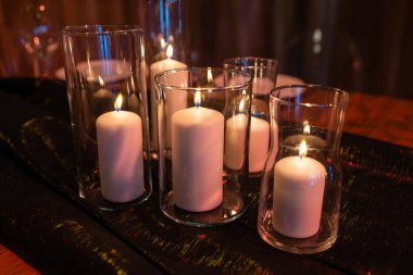 Düğün dekoru. İç mekan. Şenlikli. Masada yanan mumlar..