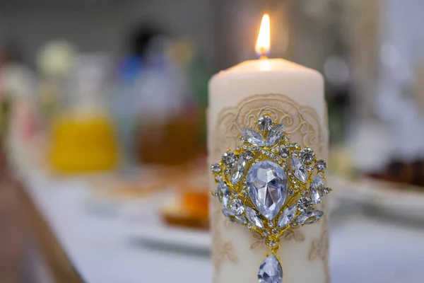 Cenário de casamento ou mesa festiva. Praças, copos de vinho, velas e talheres. Belo arranjo. — Fotografia de Stock