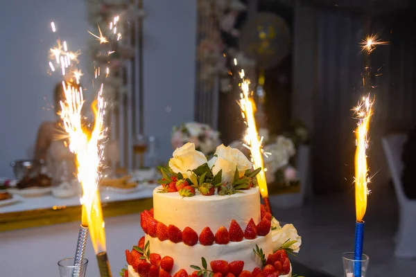Весільний торт в ресторані на весіллі святкування . — стокове фото