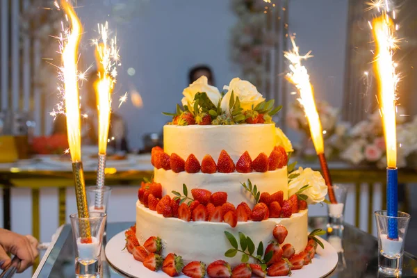 Весільний торт в ресторані на весіллі святкування . — стокове фото