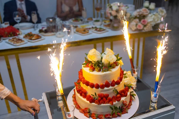 Wedding cake in the restaurant on the wedding celebration. — Stock Photo, Image