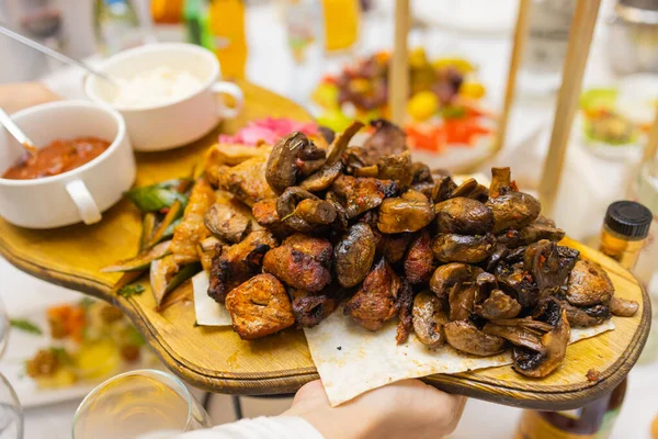 Masový talíř smažený na dřevěném uhlí s kořením na dřevěné desce. Jehněčí, vepřové, kebab, kuřecí, houbové a rajčatové omáčky na maso. — Stock fotografie
