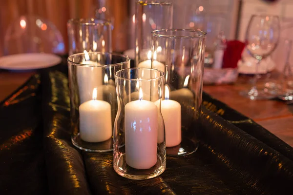 Décor de mariage. intérieur. Festive . Les bougies allumées sur une table. — Photo