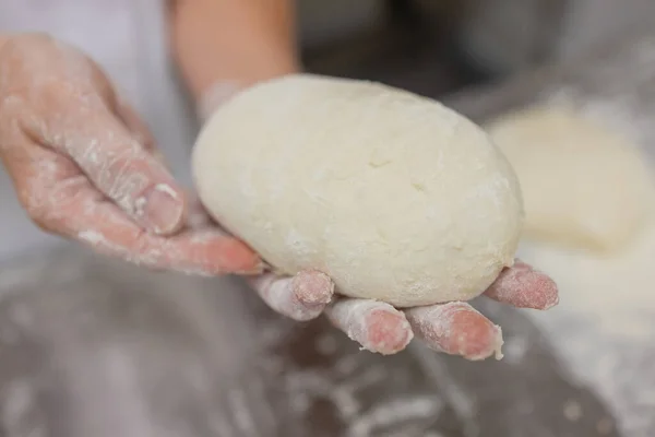 Primer plano de la mujer Amasar masa de pizza. —  Fotos de Stock