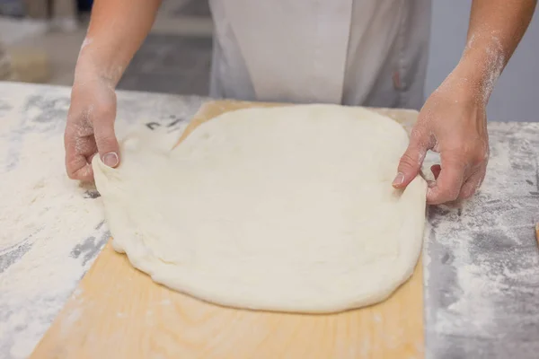 Close-up van vrouw kniezen pizza deeg. — Stockfoto