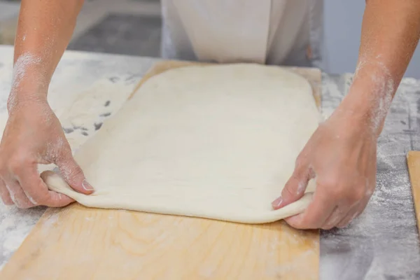 Primer plano de la mujer Amasar masa de pizza. —  Fotos de Stock