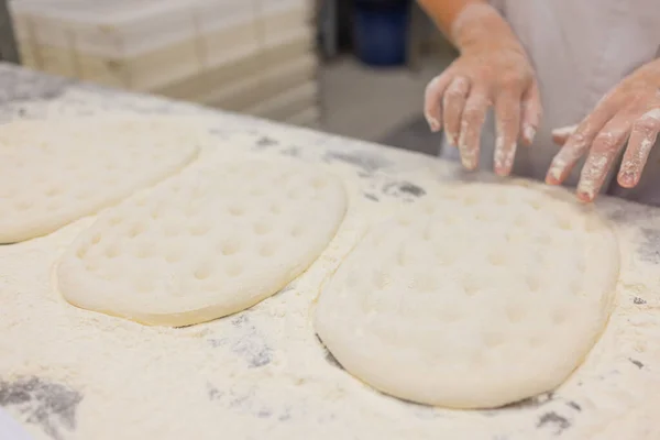 Avvicinamento della donna Impastare la pasta per pizza. — Foto Stock