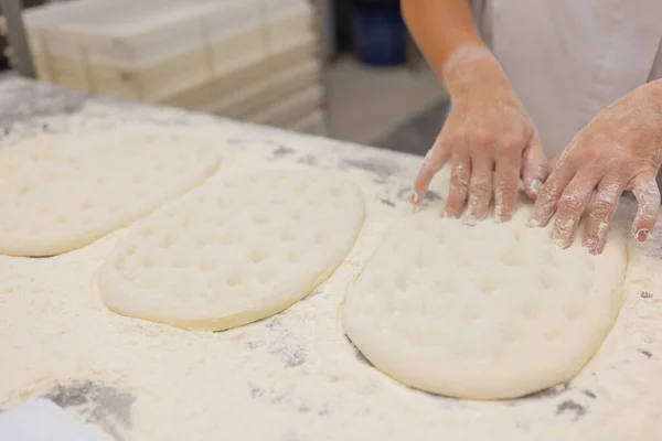 Avvicinamento della donna Impastare la pasta per pizza. — Foto Stock