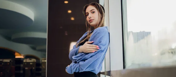 Melhor relaxamento após o dia agitado. Close-up de linda jovem mulher de biquíni preto posando com toalha no ombro e mostrando o polegar para cima enquanto estava de pé contra a piscina spa. — Fotografia de Stock