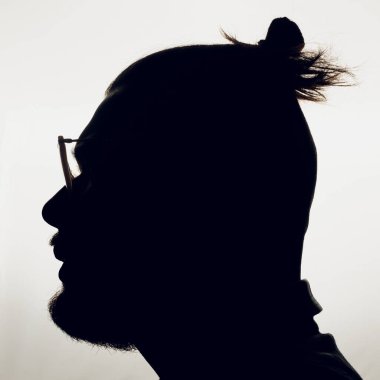 Beyaz üzerine izole edilmiş erkek silueti stüdyosu.