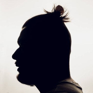 Beyaz üzerine izole edilmiş erkek silueti stüdyosu.