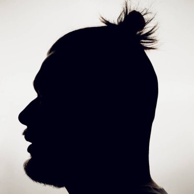 Beyaz üzerine izole edilmiş erkek silueti stüdyosu.