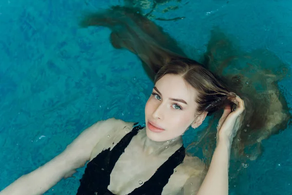 Mulher loira jovem bonita na piscina. — Fotografia de Stock