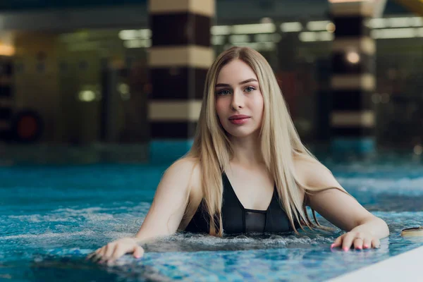 Belle jeune femme blonde à la piscine. — Photo