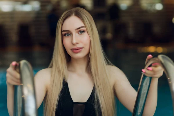 Vacker ung blond kvinna vid poolen. — Stockfoto