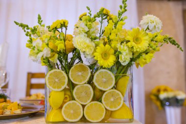 Çiçekler ve meyveler eşliğinde hassas kompozisyon..