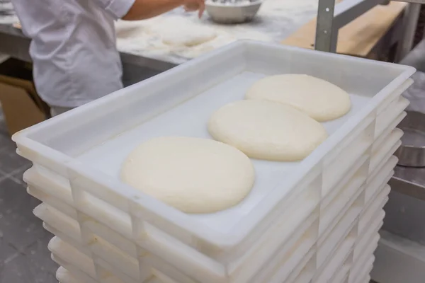 Primer plano de la mujer Amasar masa de pizza. — Foto de Stock