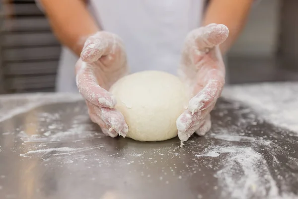 Gros plan de la femme Pétrissage Pizza Dough. — Photo