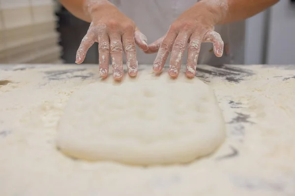 Close-up van vrouw kniezen pizza deeg. — Stockfoto