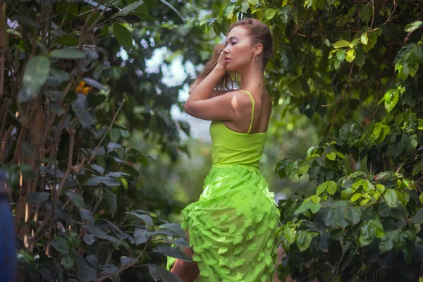 Smiling beauty in garden looking at camera. — Stock Photo, Image