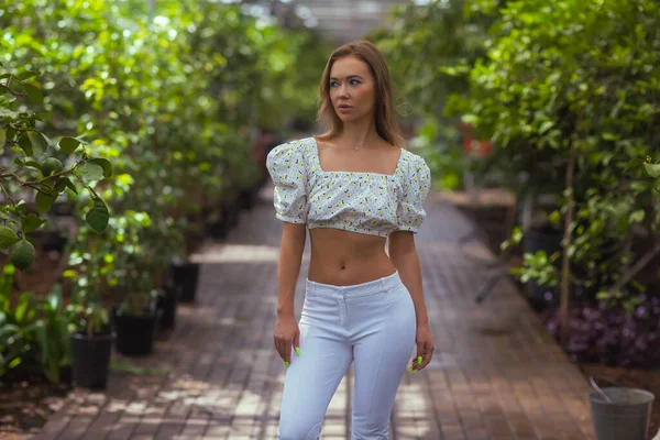 Beleza sorridente no jardim olhando para a câmera. — Fotografia de Stock