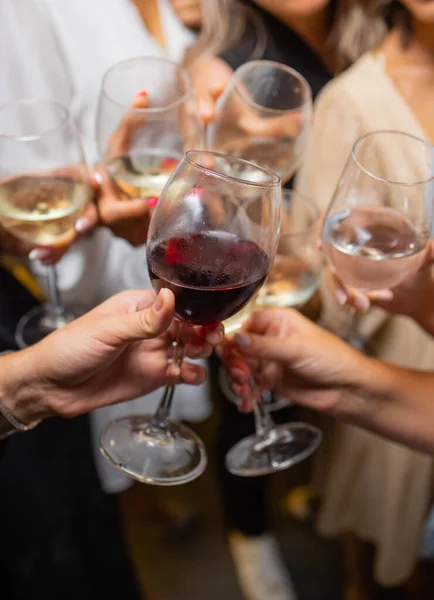 Kutlama. Beyaz şarap bardakları tutan insanlar kadeh kaldırıyor.. — Stok fotoğraf