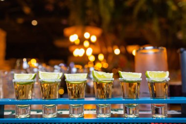 Barmen rom ve likörle alkollü shot yapar..