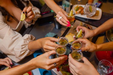 İçkili kadehler ve kadeh kaldırma, parti.