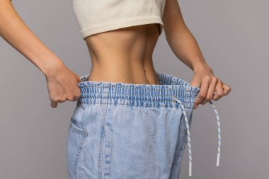 Ne kadar kilo verdiğini gösteren bir kadın..