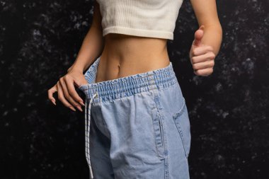 Ne kadar kilo verdiğini gösteren bir kadın..