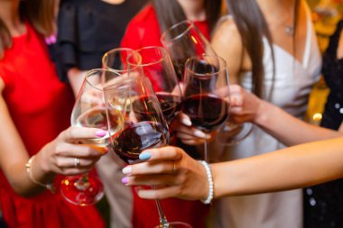 İçkili kadehler ve kadeh kaldırma, parti.