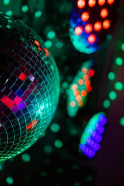 Parti disko ayna topu mor ışıkları yansıtıyor.