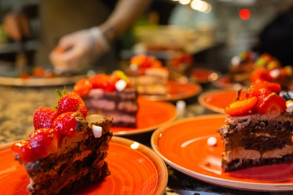 Variedade de padaria caseira na mesa, como bolo, donut, torta, croissant, pão, doce e delicioso. — Fotografia de Stock