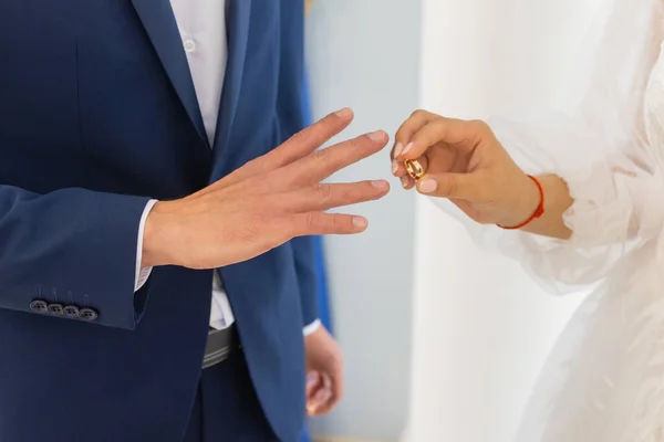 Novio poniendo un anillo de bodas en el dedo de las novias . —  Fotos de Stock