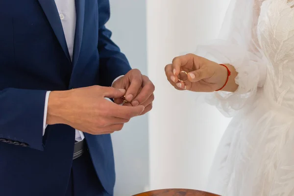 Novio poniendo un anillo de bodas en el dedo de las novias . — Foto de Stock