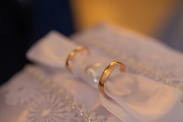 Dos anillos de boda de oro en una almohada . —  Fotos de Stock