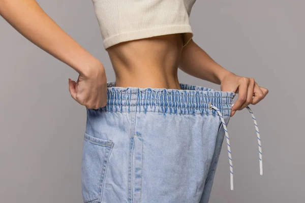Wanita menunjukkan berapa berat badannya turun. — Stok Foto