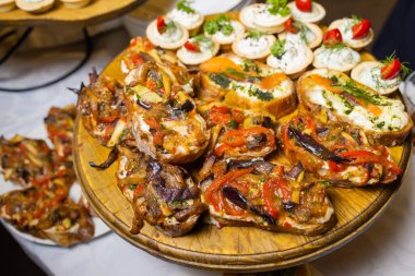 Izgara dolmalık biber, kabak, zeytin ve mozzarella peyniri. Vejetaryen yemeği..