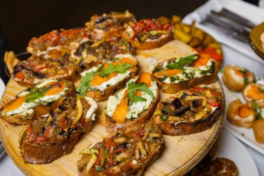 Izgara dolmalık biber, kabak, zeytin ve mozzarella peyniri. Vejetaryen yemeği..