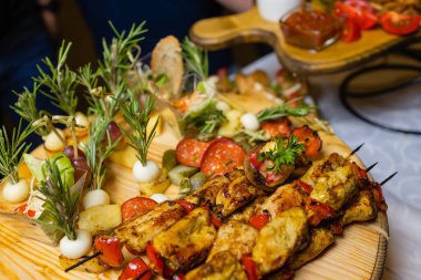 Izgara dolmalık biber, kabak, zeytin ve mozzarella peyniri. Vejetaryen yemeği..