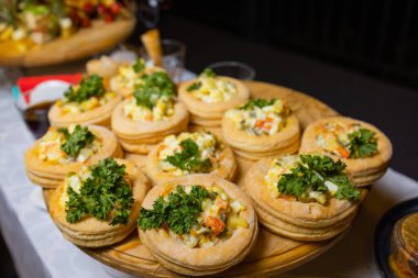 Izgara dolmalık biber, kabak, zeytin ve mozzarella peyniri. Vejetaryen yemeği..