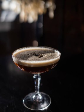 Kahve çekirdekleri ile süslenmiş espresso martini kokteylleri..