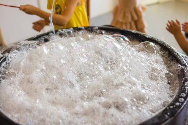 Beyaz köpük yere yayılır. köpük partisi.