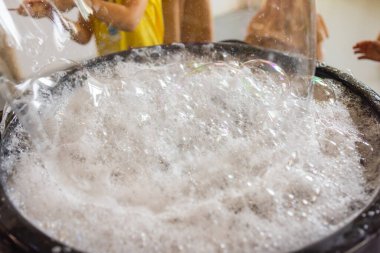 Beyaz köpük yere yayılır. köpük partisi.